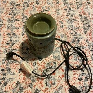Used green Scentsy warmer with stand.